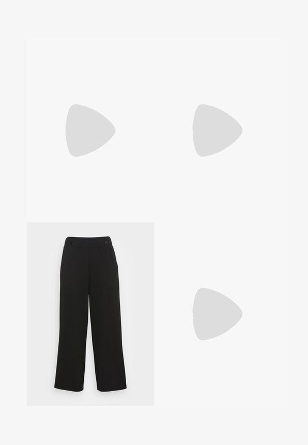 Haut blanc à col montant et manches courtes, en tissu doux, présentant une coupe décontractée et une texture lisse, sans motifs ni accents visibles.; Pantalons larges noirs en tissu lisse. Dotés d'une taille plate avec deux boutons noirs. Aucun poches visibles ni motifs.; Mule en cuir noir à bout ouvert avec talon bloc, positionnée sur l'asphalte près d'une surface carrelée en arrière-plan.; Lunettes de soleil noires en forme d'œil de chat avec des verres gris foncé, monture en plastique élégante, coins pointus et branches droites. Pas de métal visible ni d'accents.