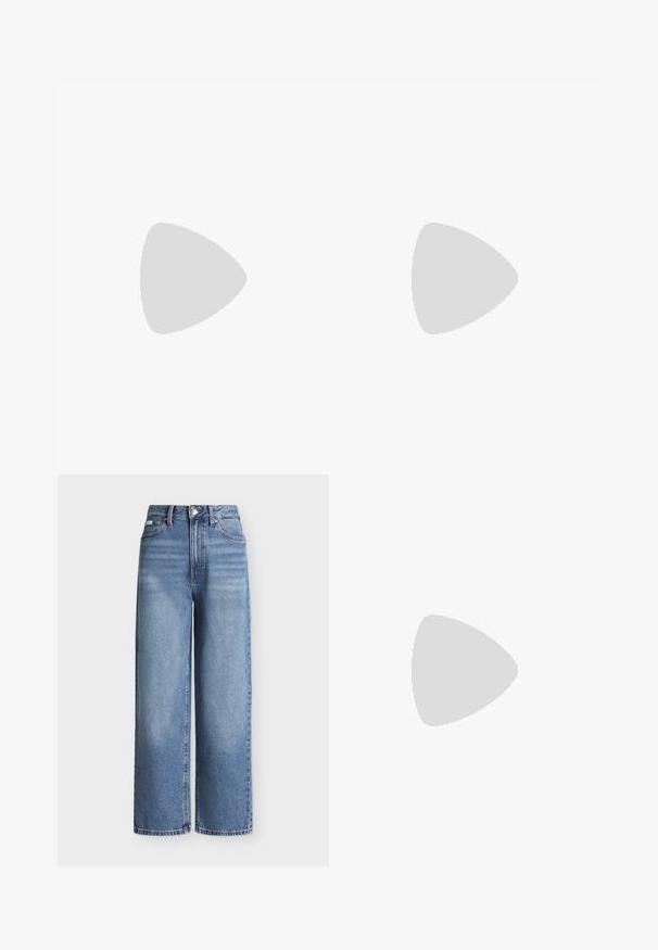 T-shirt blanc à manches courtes avec un graphisme bleu d’une chaise de plage et d’un parasol, avec le texte « OUT OF OFFICE » sur la poitrine gauche.; Jean en denim bleu taille haute, jambes larges, avec poches avant, passants pour ceinture, fermeture par bouton et légère décoloration au niveau des cuisses.; Ballerines noires en cuir avec un bout pointu, une semelle plate et une petite sangle avec un détail de boucle en argent.; Sac à bandoulière blanc Calvin Klein avec longues poignées, forme rectangulaire, fermeture éclair et charm logo décoratif suspendu près de la poignée.