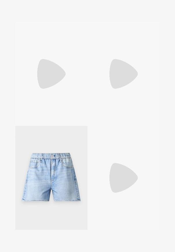 Haut court noir sans manches en maille avec trois boutons dorés sur le devant et un détail d'ourlet transparent à volants.; Short en denim bleu clair avec taille élastique, fermeture par bouton, poches avant et léger effet délavé.; Chaussure compensée à bride arrière en cuir verni noir avec bout pointu et boucle réglable à la cheville sur fond blanc.; Pochette en cuir noir avec une structure rigide, des détails froncés et une fine lanière de poignet sur fond blanc.