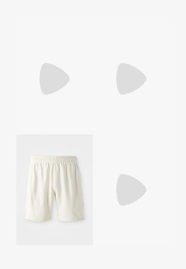 Marineblå bomulds T-shirt med rund hals, korte ærmer og et diskret præglogo på brystet. Enkel flad design, blød tekstur.; Cremefarvede shorts lavet af blødt stof, med en elastisk talje og et lille præget logo på forsiden.; Hvid læder Nike Air Force 1 sneaker med perforeret tå, flade snørebånd og tekstureret gummisål med "AIR" branding på siden.; Diesel NECKLACE  - Halskæder - silver coloured