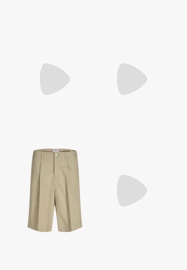 Hvid polo-shirt lavet af bomuld, med en klassisk krave, korte ærmer og en treknapslukning med mørkeblå knapper.; Beige knælange skræddersyede shorts med forreste knap og bæltestropper, med diskrete syninger og en enkelt forreste plissé på hvert ben.; Sort læderloafer med en kraftig gummisål og klassiske penny-strap detaljer, vist fra ydersiden.; Ray-Ban solbriller med grønne linser, sorte plastikstel og gyldne detaljer ved kanterne. Firkantet form med mat finish.