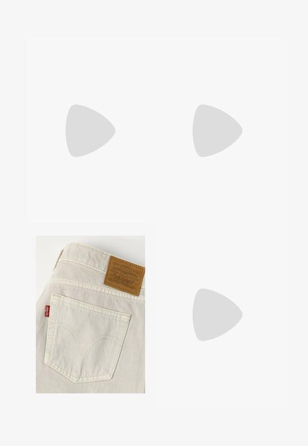 Olijfgroene top met korte mouwen, een losse pasvorm, textuurstof, ronde halslijn en een geraffineerde zoom bij de taille.; Achterzak van lichtgekleurde Levi's spijkerbroek met zichtbare stiksels, rode Levi's label en bruine leren Levi Strauss & Co. merklabel.; Bruine instapschoen met grote gouden gesp, kurken zool en zwarte loopzool zwevend boven een beige tapijt vlakbij een houten tafel met gestapelde boeken.; Ronde, bruin getinte zonnebril met een glanzend bordeauxrood frame. Slanke pootjes met subtiele merkdetails. Vlakke lensontwerp.