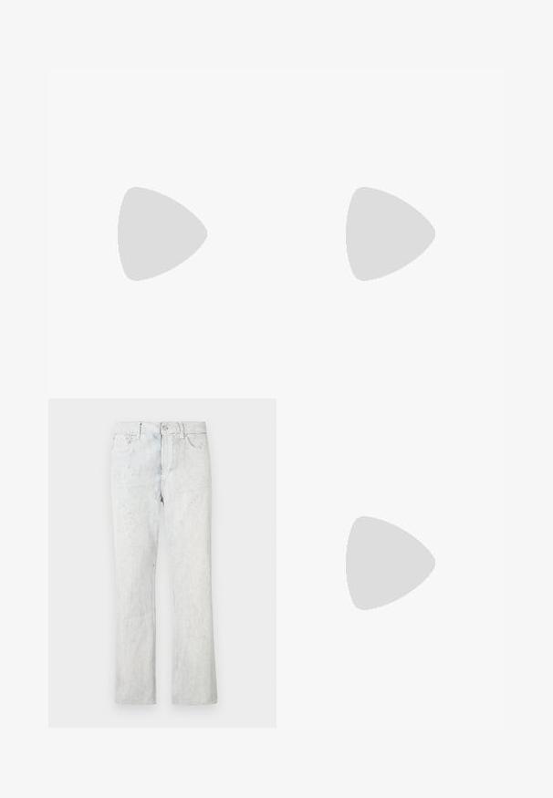 Zwarte T-shirt met korte mouwen en ronde hals die hangt tegen een eenvoudige witte achtergrond, met etiket zichtbaar in de kraag.; Lichtblauwe spijkerbroek met een rechte pijp, voorzien van een vervaagde textuur, vijf zakken en een knoop- en ritssluiting.; Blauwe suède lage sneaker met witte rubberen zool en vetersluiting, zijaanzicht op witte achtergrond.; Zwarte rechthoekige Gucci-zonnebril met dikke monturen en donkere glazen, afgebeeld tegen een witte achtergrond.