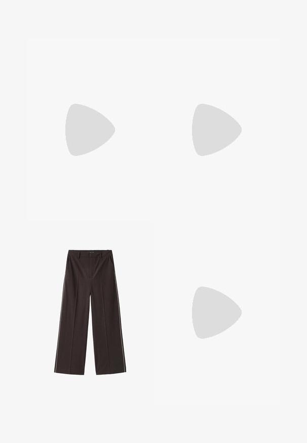 T-shirt à manches courtes, col ras du cou, en matériau moelleux et texturé. Couleur marron foncé avec des variations subtiles. Design simple et droit.; Pantalons larges marron en tissu lisse avec des rayures blanches sur les côtés. Comprend des poches frontales et une taille haute.; Mule en cuir verni marron foncé, à bout ouvert, avec une large bride et un talon haut fin sur fond blanc.; Sac hobo en daim marron foncé doux avec une large bandoulière unique et un fond arrondi sur fond blanc.