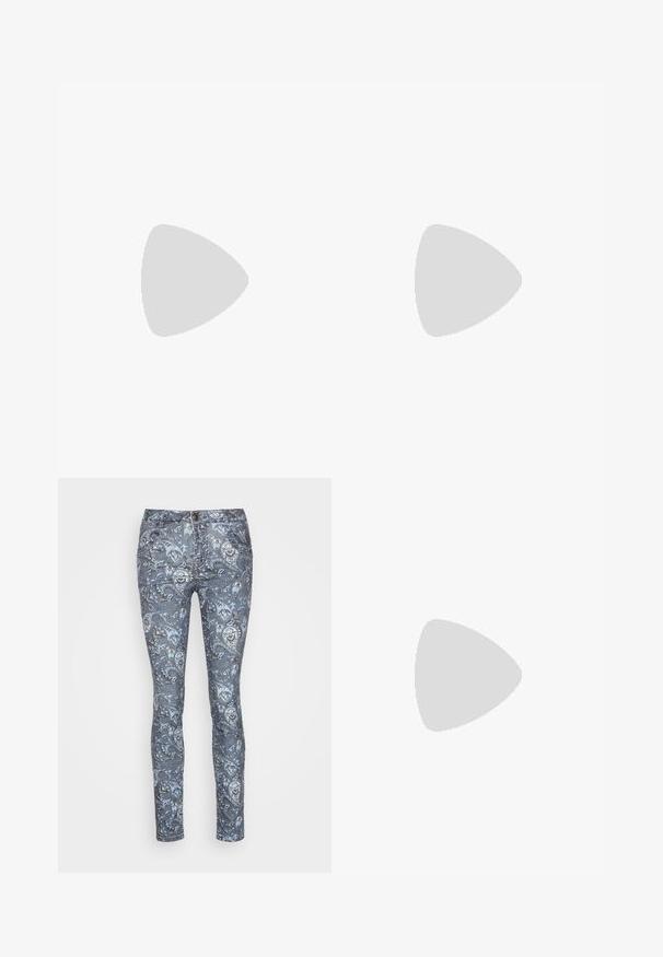 Hvid cropped t-shirt med v-udskæring og korte ærmer, lavet af let, let struktureret stof. Minimale mærker synlige nær kraven.; Mos Mosh PAISLEY PANT - Bukser - big dipper; Hvid lavtop sneaker med hvide snørebånd og gummisål vist fra siden på en neutral baggrund.; Sort læderhåndtaske med en triangular form, skrå klap og et rundt håndtag. Har en glat overflade og minimalistiske design detaljer.