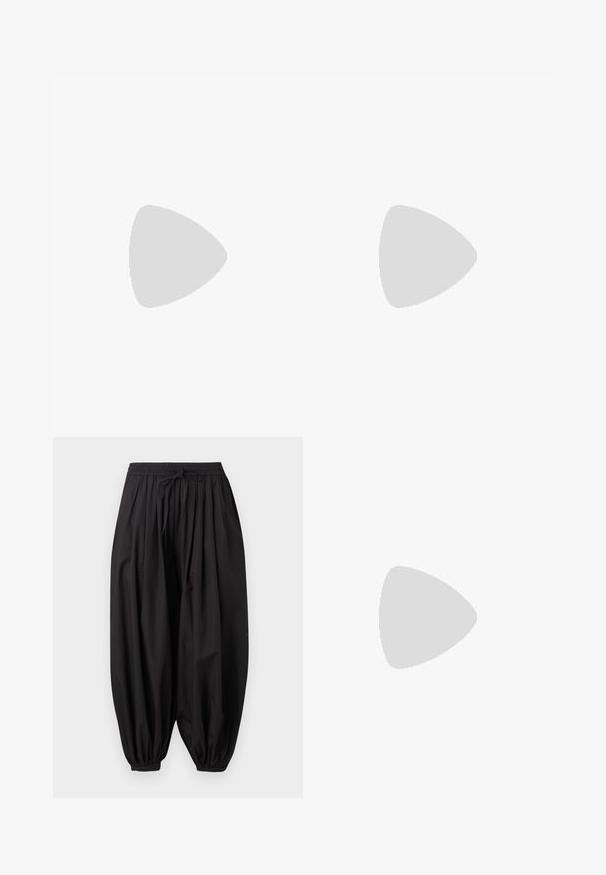 Πράσινο και μπεζ ριγωτό ριμπ ύφασμα crop top χωρίς μανίκια με λεπτές τιράντες ώμων σε απλό ανοιχτό φόντο.; Χαλαρό μαύρο βαμβακερό παντελόνι με ελαστική μέση και κορδόνι, με φαρδιά πόδια που στενεύουν προς ελαστικά τελειώματα στους αστραγάλους.; Πόδια με σκουρόχρωμα ριμπ κολάν συνδυασμένα με μαύρα μπαλαρίνα παπούτσια με μικρές λεπτομέρειες φιόγκων σε λευκό φόντο.; Μαύρη δερμάτινη τσάντα με δομικό σχέδιο, στρογγυλή λαβή από πάνω και αποσπώμενο λουρί ώμου. Διαθέτει λεία υφή και διακριτική γυαλάδα.