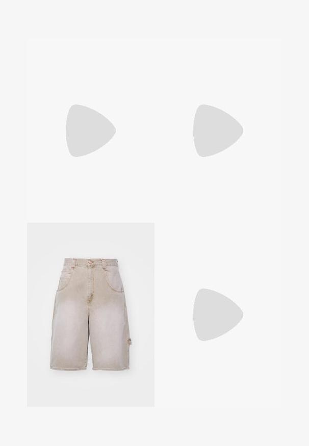 Oliivroheline polo särk lühikeste varrukatega, rohelise ja helesinise triibulise kraega, millel on valge riba, kus on kirjas "BERLIIN SOHO" punasega.; Beezid denim lühikesed püksid, millel on lõdva istuvus, kaks eesmist taskut ja üks küljetasku, struktureeritud vöökoht ning kerge kulumine.; Pruun nahast paadisuss mustade paelte, beežide õmbluste ja robustse taldaga, hõljuvalt halli betoonpõranda kohal.; Valge pärlikett hõbedaste rhinestone'i vahekäikudega ja hõbedase kettluku, esitatud ühetaustalise hele taustal.