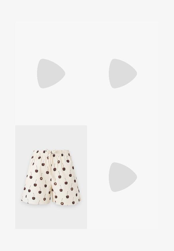 T-shirt en coton noir avec un graphique de cœur rouge contenant le mot "FUTURE" à l'intérieur, col rond et manches courtes.; Shorts de couleur crème avec une taille à cordon, décorés d'un motif répétitif de cerises rouge foncé avec des tiges.; Ballerines en cuir noir avec un bout arrondi, un petit nœud décoratif et une lanière élastique sur le cou-de-pied pour un maintien sécurisé. Semelle plate.; Sac noir en matériau texturé et brillant avec une poignée circulaire torsadée et une fermeture éclair. Présente un design doux et froissé.