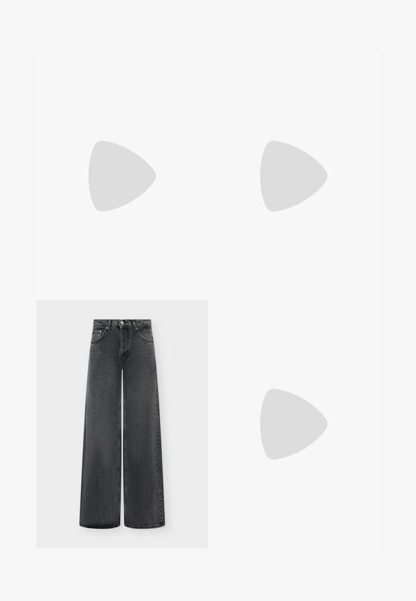 Noisy May NMBELLA HALTERNECK  - Top - black; Højttaljede vidde jeans i falmet sort denim med forreste knap, lynlåslukning og fem-lomme-design.; Sort flad slingback med spids tå og dobbelte spænder, hvilende på grå asfalt nær flisevæg.; Sorte bløde læder halvmåneformet håndtaske med et tykt, polstret håndtag og lynlås lukning i toppen.