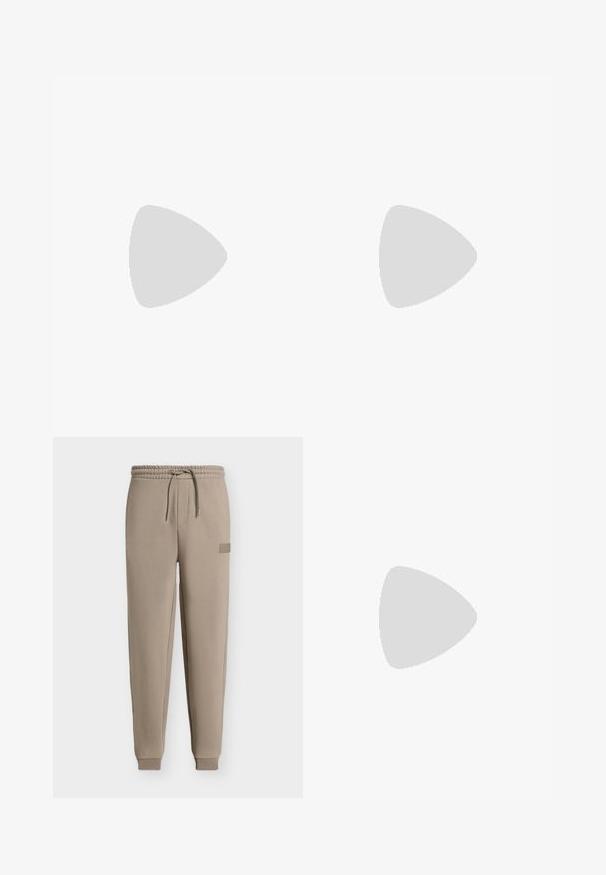 Sweat-shirt polo blanc à manches longues avec col et petit patch logo rectangulaire sur la poitrine indiquant "BOSS."; Pantalon de jogging beige avec taille élastique, cordon de serrage, bas de jambes resserrés et petite étiquette logo rectangulaire sur la partie supérieure de la cuisse gauche.; Baskets basses beige à lacets, semelle rose clair et languette grise à l'arrière marquée "Filling Pieces", vues de profil sur fond uni.; Sac banane en tissu marron foncé avec poche zippée en diagonale et petit logo blanc sur le devant, sur un fond clair uni.