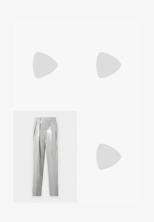 Pitkähihaisia liila pusero, jossa on teksturoitu rypytetty kangas, pyöreä kaula-aukko, hieman levenevä helma ja takana nappisulkeminen avaimenreiällä.; Good American SUITING GOOD TROUSER - Housut - grey; Valkoinen korkokengän sandaali nilkkaremillä, teräväkärkinen, sileäpintainen nahka ja ohut piikkikorko. "Steve Madden" -merkintä näkyvissä.; Valkoinen pehmeä käsilaukku, jossa on kultainen ketjuhihna ja kirkkailla jalokivillä koristeltu, yksinkertaisen vaaleanharmaan taustan edessä.