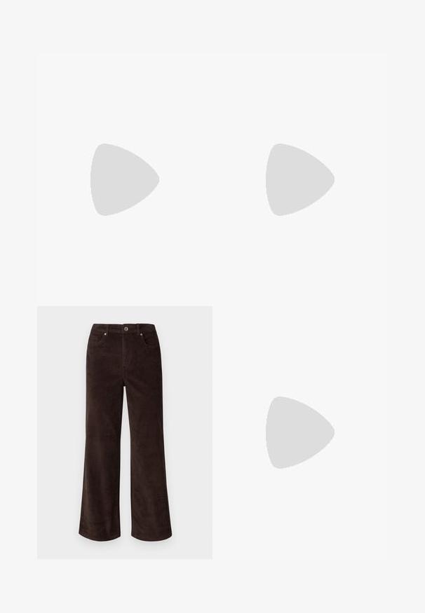 Chaleco de punto color crema con un alto cuello acanalado y patrones texturizados, incluyendo trenzas y pompones, que proporcionan un aspecto acogedor.; Vero Moda Petite VMTESSA PANTS - Pantalones - chocolate torte; Zapatilla de ante beige con tres franjas rosas en el lateral. Cuenta con una suela de goma texturizada y un detalle blanco en el talón. Diseño minimalista.; Bolso hobo en gris claro, material suave, forma redondeada. Combinado con una blusa negra de manga larga y una falda de cuero negra con una abertura frontal.