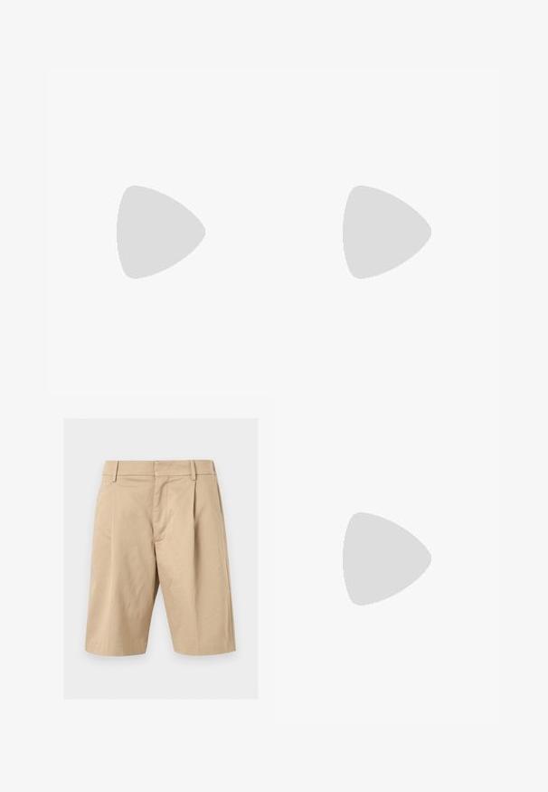 Bruine polo gemaakt van gestructureerde stof, met een puntig kraag en korte mouwen. Het label toont "NN. 07" bij de hals.; Beige, op knielengte gesneden korte broek met riemlussen, voorplooien en een verborgen voorsluiting, getoond tegen een lichte achtergrond.; Beige suède schoenen met een ronde neus, zachte textuur en een rubberen zool. Heeft minimale veter en een eenvoudig ontwerp.; Zwart leren riem opgerold met een zilveren rechthoekige metalen gesp met de gravure "BOSS" op een lichtgrijze achtergrond.