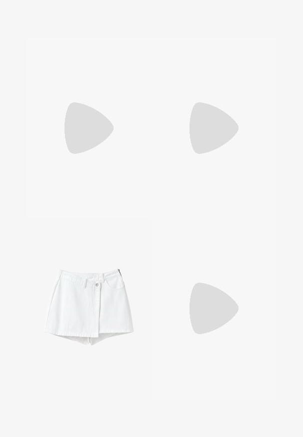 T-shirt blanc à manches courtes avec des pois noirs répartis uniformément sur le tissu, présenté à plat sur un fond blanc.; Skort en denim blanc avec passants de ceinture, bouton devant, fermeture éclair et deux poches avant sur un fond blanc uni.; Chaussure plate rouge et blanche avec un bout arrondi, fabriquée en matériau synthétique lisse. Dotée de trois bandes rouges et d'une semelle en caoutchouc couleur tan.; Sac à main en cuir rouge foncé avec deux poches avant à rabat et longues bandoulières, présenté sur fond blanc.
