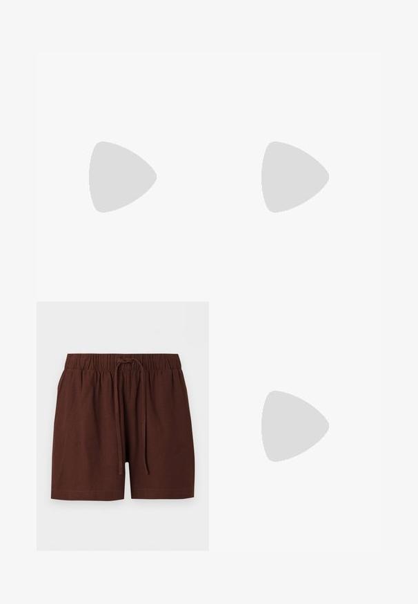 Haut court à manches courtes à rayures horizontales beige et blanc, col en V et détail noué sur le devant, sur un fond uni.; Short marron à taille élastique avec cordon ajustable, fabriqué en tissu doux, présenté sur un fond blanc uni.; Chaussure plate en cuir noir avec un nez pointu, des détails froncés autour de l'ouverture et un accent en boucle argentée sur la bride ajustable.; Petit sac à main noir brillant avec deux longues anses et des détails à cordon sur les côtés sur un fond clair uni.