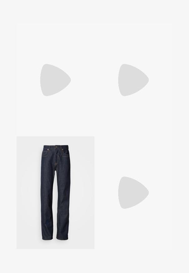 Marineblaues Poloshirt aus Baumwolle mit klassischem Kragen, kurzen Ärmeln, einer zwei-Knopf-Leiste und kleinem gesticktem Logo auf der Brust.; Dunkelblaue Jeans aus Denim mit geradem Schnitt, versehen mit kupferfarbigen Nähten, einem Fünf-Taschen-Design sowie einem klassischen Reißverschluss und Knopfverschluss.; Weißer Sneaker mit niedrigem Schaft, vorn mit Schnürung und dicker Sohle, aus der Seitenansicht vor neutralem Hintergrund.; Schwarze weiche Stofftragetasche mit breiten Griffen und einem dünnen schwarz-weißen geflochtenen Schulterriemen.