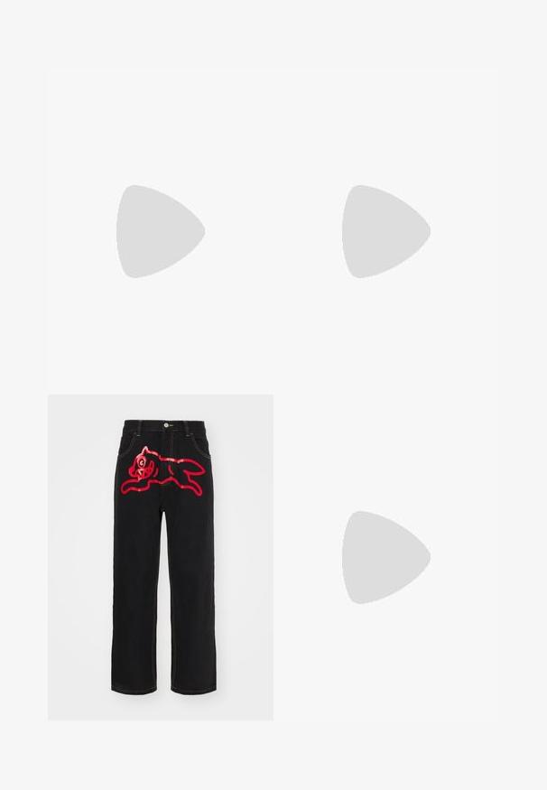 Camisa polo negra de algodón con una tapeta de tres botones, mangas cortas y un bolsillo en el pecho que presenta un acento plateado y una etiqueta.; Jeans de mezclilla negra con un gran gráfico rojo de un gato en salto en el bolsillo trasero, con costuras amarillas contrastantes a lo largo de las costuras.; Mocasín de cuero negro con detalles de flecos, acentos de hardware plateado, punta redondeada y un tacón bajo apilado con un borde decorativo.; Cinturón de cuero negro con grandes letras negras que deletrean "MOSCHINO" como hebilla, exhibido enrollado sobre un fondo gris.