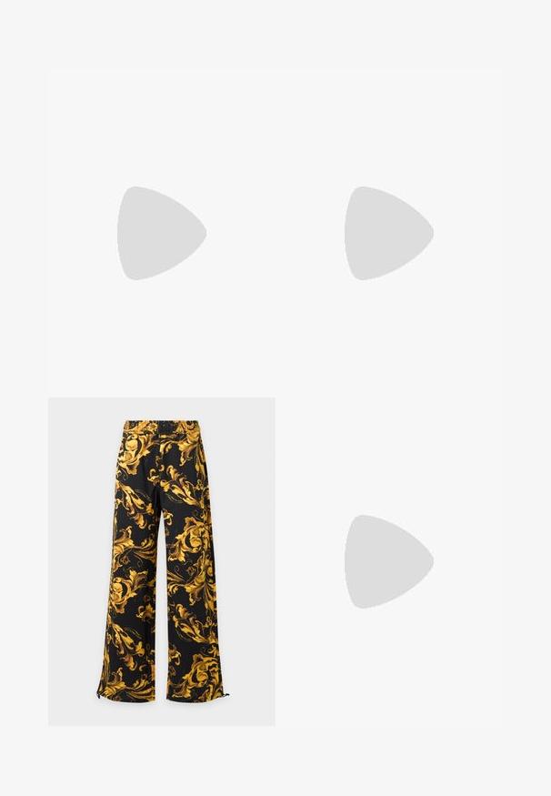 Čierne tričko s krátkym rukávom od Versace Jeans Couture so zlatým barokovým dizajnom a bielym kruhovým logom umiestneným v strede na prednej strane.; Čierne nohavice so širokými nohavicami s žltým a zlatým ozdobným barokovým kvetinovým vzorom a elastickým pásom.; Čierna vysoká sandála na opätku s tenkým remienkom okolo členku s ozdobnou zlatou prackou a jedným remienkom cez prsty, s textúrovaným koženým povrchom.; Čierne slnečné okuliare s lesklým povrchom, oválne šošovky a zlaté akcenty loga DG na ramenách. Textúrované bočné detaily, štýlový dizajn.