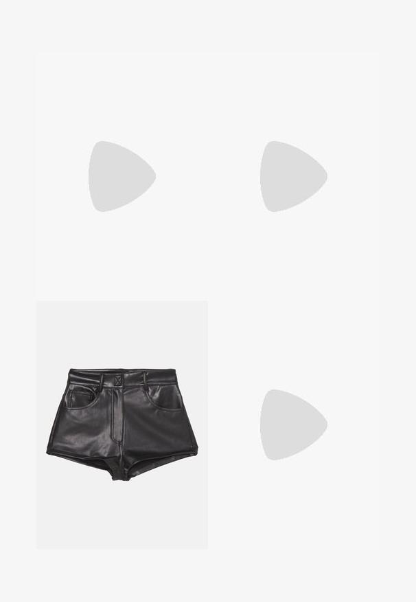 Camiseta corta negra de manga corta con escote redondo y un diseño de corte en forma de diamante plateado en la parte central delantera.; Pantalones cortos de imitación cuero negros con cintura alta, que cuentan con dos bolsillos frontales, costuras visibles y una textura suave.; Botas negras hasta el tobillo hechas de cuero suave, con punta afilada, caña ajustada y tacón alto delgado. Diseño minimalista sin herrajes visibles.; Bolso de hombro de cuero negro con correa ajustable, dos cremalleras verticales frontales y un pequeño emblema metálico de ala debajo de las cremalleras.