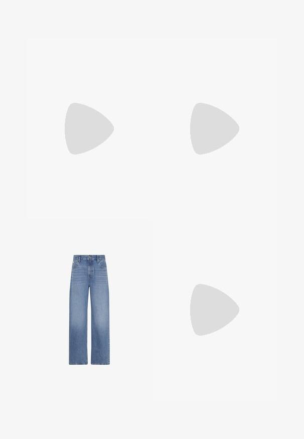Helles blaues, kurzes T-Shirt mit einem weißen "CK"-Logo und dem Schriftzug "Calvin Klein", kurzen Ärmeln und rundem Ausschnitt.; Blaue Jeans aus Denim mit hoher Taille und weitem Bein, vorderen Taschen, Gürtelschlaufen und Knopfverschluss.; Braune Leder-Calvin Klein Absatzpantolette, die über einem Holzboden mit verschwommenem grünem Pflanzen- und Wandhintergrund schwebt.; Weiße Calvin Klein Schultertasche mit langen Griffen, rechteckiger Form, Reißverschluss und dekorativem Logo-Anhänger, der in der Nähe des Griffs hängt.