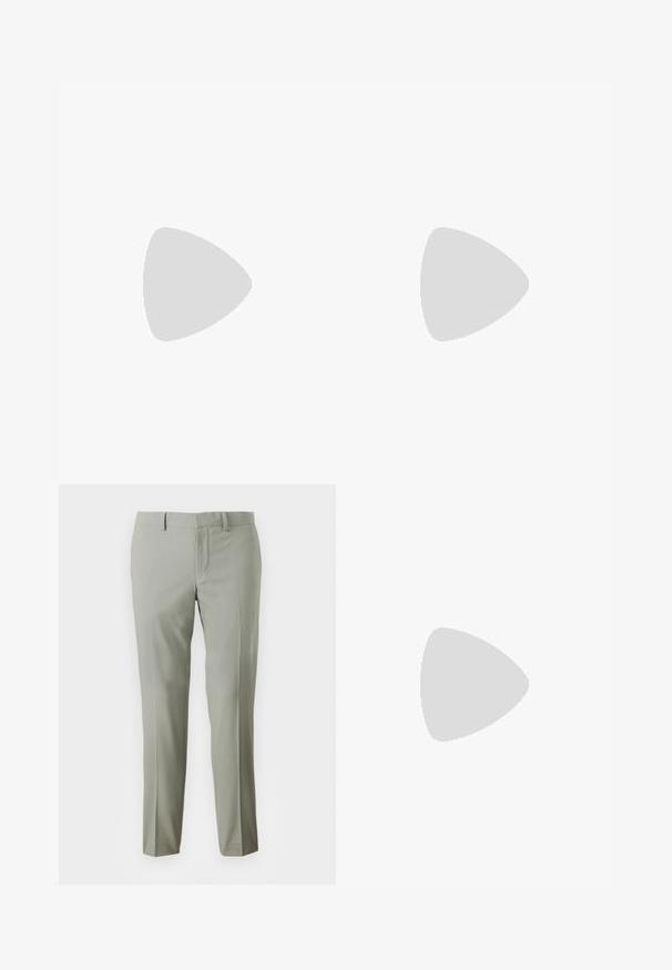 Donkergroene polo trui met lange mouwen, kwart ritssluiting en geribde manchetten en onderkant, weergegeven op een effen lichte achtergrond.; Lichtgrijze broek met een getailleerde pasvorm, gemaakt van soepele stof, met rechte pijpen en een eenvoudige tailleband zonder zichtbare hardware.; Calvin Klein MOCCASIN - Zakelijke loafers - black; Zwarte leren riem gerold met een matte zwarte rechthoekige metalen gesp en twee riemlussen op een witte achtergrond.