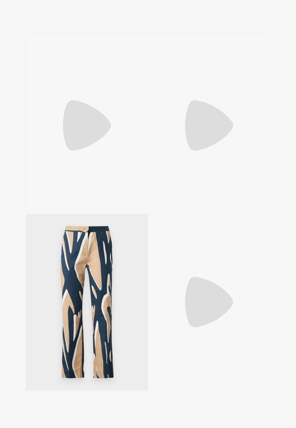 Jersey rojo de punto con mangas cortas, que presenta una textura acanalada y agujeros abiertos en un patrón a lo largo del pecho y las mangas.; Pantalones de pierna ancha en patrón gráfico en azul marino, beige y blanco. Fabricados en tejido ligero con una textura suave y cintura ajustada.; Zapato slingback negro de punta afilada, tacón bajo, correa con hebilla dorada y tacón acampanado, mostrado sobre un fondo claro y liso.; Bolso cruzado de cuero negro con forma rectangular, adornos de hardware dorado y correa desmontable. Presenta un logo sutil en la parte frontal.