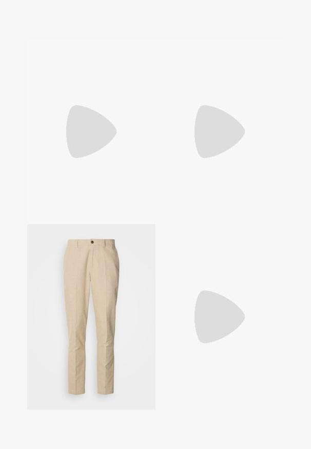Lyseblå polo skjorte lavet af bomuld, med klassisk krave, tre-knap lukning og lille broderet logo på brystet.; Beige bukser med et diskret ternet mønster, flad front, lige ben og en enkelt brun knap i taljen.; Mørkebrun læder- og ruskindspenny loafer med kraftig sort gummisål, sideprofil på hvid baggrund.; Hvid perlehalskæde med sølvfarvede rhinsten-afstandsstykker og en sølvfarvet kædelås, vist mod en ensartet lys baggrund.