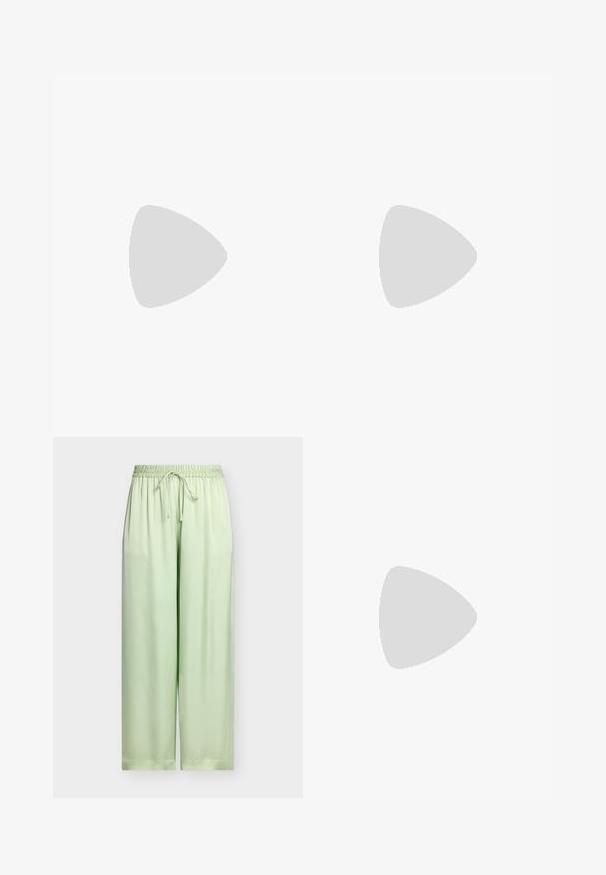 Geel geribd tanktop met een ronde hals, voorzien van een subtiele reliëflogo in het midden. Gemaakt van lichte, rekbare stof.; Lichtgroene wijde broek met elastische tailleband en verstelbaar trekkoord, gemaakt van gladde stof, afgebeeld op een effen achtergrond.; Zwarte patenten leren sandalen met banden, een vierkante neus en een lage blokhak. Voorzien van goudkleurige hardware en verstelbare enkelsbandjes.; Bruine lederen schoudertas met textuur, voorzien van een gouden kettingstrap en klepsluiting. De voorkant heeft een logo-detail en een zak onder de klep.