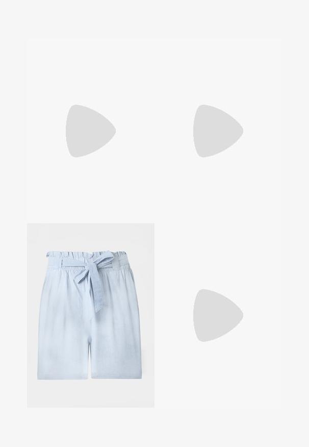 Haut bleu côtelé sans manches avec encolure ronde, présenté à plat sur fond blanc.; Shorts bleu clair taille haute avec taille élastiquée froncée et ceinture en tissu assortie nouée.; Sandale en cuir marron à lanière avec semelle plate noire et large bride sur le dessus, vue de profil sur fond blanc.; Sac à main en daim marron foncé avec deux longues anses et une petite étiquette attachée, sur un fond clair uni.