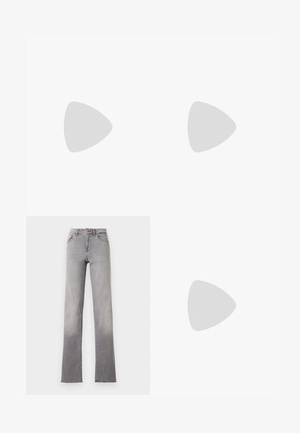 Schlichtes königsblaues T-Shirt mit kurzen Ärmeln und Rundhalsausschnitt, legere Passform mit sichtbaren Markenetiketten im inneren Nackenbereich.; Hellgraue Jeans mit geradem Bein, fünf Taschen, Knopfverschluss und sichtbaren Nähten, vor weißem Hintergrund dargestellt.; Beige Sandaletten mit hohem Absatz und spitzer Schuhspitze, ausgestattet mit drei vorderen Riemen und einem dünnen Knöchelriemen mit Schnalle. Glatte Textur, minimalistisches Design.; Braune Leder-Schultertasche mit gewölbtem Boden und verstellbarem Riemen vor einfarbig hellem Hintergrund.