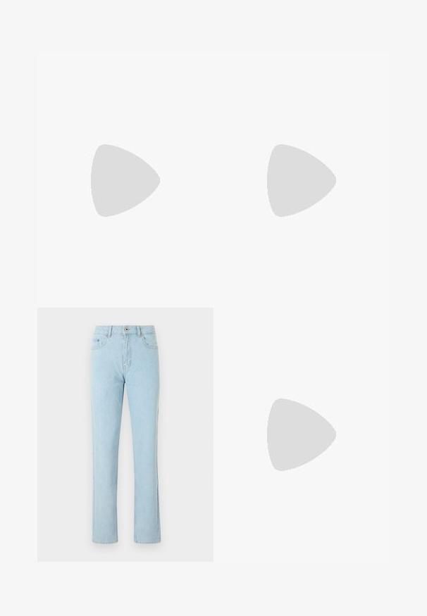 Witte katoenen T-shirt met korte mouwen, voorzien van een subtiel reliëflogo in blauwgrijs op de borst en een trekkoorddetail aan de zijkant.; Lichtblauwe straight-leg spijkerbroek met voor- en achterzakken, knoop- en ritsluiting, weergegeven op een witte achtergrond.; Hoge, donkerbruine leren laars met spitse neus en slanke, middelhoge hak op een effen witte achtergrond.; Lichtblauwe denim schoudertas met beige verticale strepen, gouden logoplaatje en gouden merkbedeltjes die aan de riem hangen.