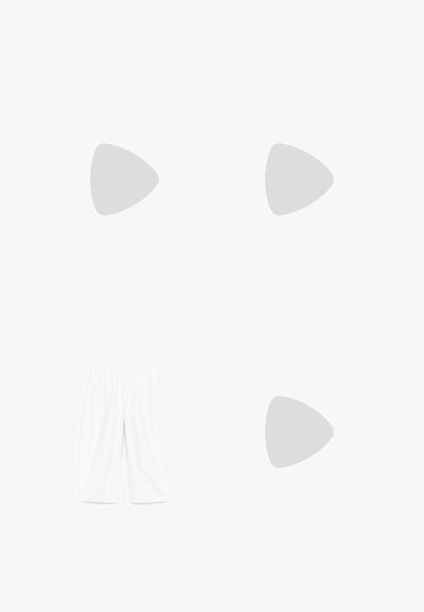 Haut bleu à manches courtes avec un motif blanc tourbillonnant, col rond et coupe ample. Tissu lisse avec une légère brillance.; Pantalon blanc à jambes larges avec taille élastique, longueur cheville, en tissu léger, présenté à plat sur fond blanc.; Sandale tong noire en caoutchouc avec semelle texturée et brides lisses, vue de côté sur un fond gris clair uni.; Lunettes de soleil noires forme œil de chat avec verres foncés et branches fines, marquées "MAGDA BUTRYM" sur le côté.