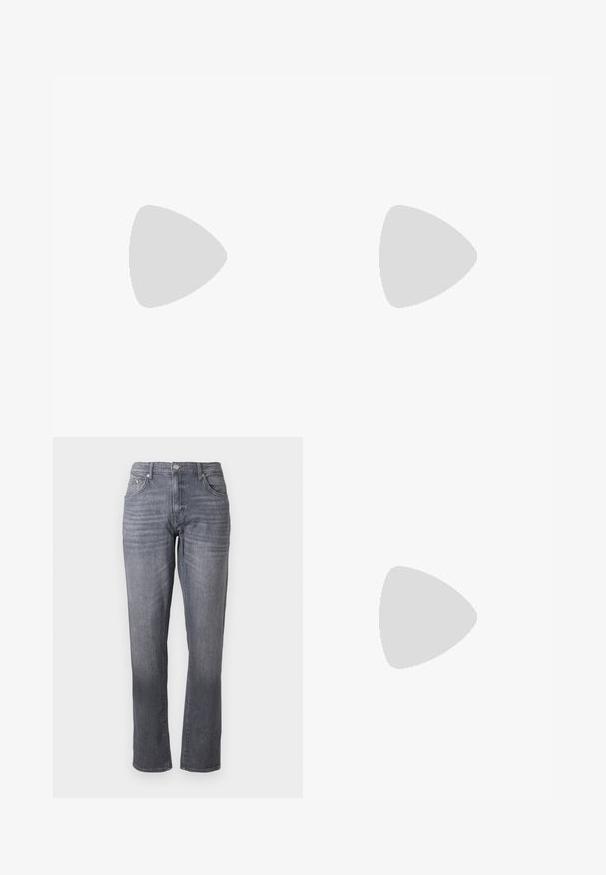 Polo de color navy hecho de algodón, con un cuello clásico, mangas cortas, tapeta de dos botones y un pequeño logo bordado en el pecho.; Vaqueros de mezclilla en gris oscuro con un corte recto, cinco bolsillos y cierre de botón. Presenta un ligero desgastado y una textura suave.; Persona sentada con las piernas dobladas, vistiendo vaqueros azul oscuro y zapatillas bajas negras con suelas blancas sobre un fondo blanco.; Bolsa de mano de tela negra suave con asas anchas y una delgada correa de hombro trenzada en negro y blanco.