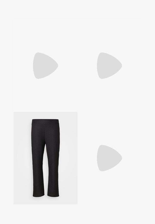 T-shirt crème à manches courtes avec un col rond, fabriqué en tissu doux, présentant une texture lisse et une coupe décontractée.; Pantalons noirs avec un motif de losanges texturé, une large ceinture élastique et une coupe ample. Le tissu est léger et respirant.; Des chaussures slingbacks en cuir verni noir présentent un bout pointu, deux sangles avec des accents de boucle, et une semelle plate.; Sac à main en cuir noir au design structuré, avec une poignée arrondie et une bandoulière amovible. Présente une texture lisse et un éclat subtil.