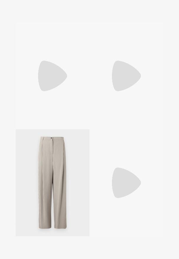 Top sin mangas de canalé negro con escote redondo y tirantes finos. Presenta un pequeño logotipo blanco en el pecho.; Pantalones a rayas beige con cintura alta, pierna ancha y cierre de un solo botón. Las rayas verticales añaden textura a la tela.; Botas de tobillo de cuero negro con punta afilada, paneles laterales elásticos y un tacón bajo en bloque. Cuenta con una lengüeta en el talón para facilitar su uso.; Bolso de lona negro con doble asa superior y correa desmontable. Presenta un estampado de logo blanco y un panel inferior en contraste. Forma rectangular.