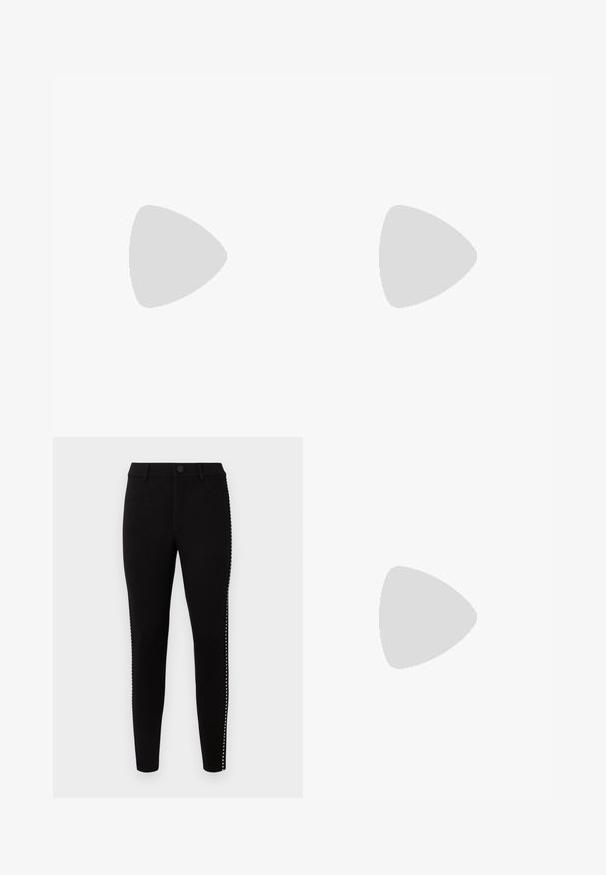 Haut à manches longues rouge côtelé avec un décolleté carré et une forme légèrement en cœur. Fabriqué en tissu extensible pour une silhouette ajustée.; Pantalons de yoga noirs à coupe ajustée, avec poches avant et une bande décorative sur le côté ornée de petits clous.; Sandale à talon haut en cuir verni noir avec de fines lanières croisées sur les orteils et une sangle à boucle à la cheville sur fond blanc.; Petit sac à main noir brillant avec deux longues anses et des détails à cordon sur les côtés sur un fond clair uni.