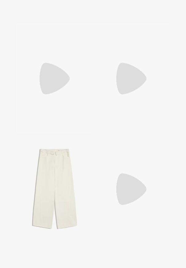 Rosa T-Shirt mit kurzen Ärmeln, aus weichem Stoff gefertigt, mit Rundhalsausschnitt und lockerer Passform sowie einer dezenten melierten Textur.; Weite weiße Hose mit hohem Bund, Gürtelschlaufen, Eingrifftaschen vorne und verdecktem Verschluss, flach auf weißem Hintergrund liegend.; Hellbrauner Adidas-Sneaker aus Wildleder mit weißen Streifen und einer braunen Gummisohle, schwebt über rosa Steinstufen im Freien.; Schwarze Sonnenbrille in schmaler Katzenaugenform. Aus glattem Kunststoff gefertigt, mit dunklen Gläsern und dezenten Logo-Akzenten an den Bügeln.