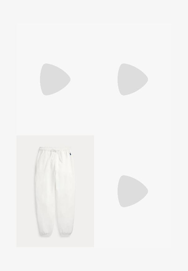 Sort strikket polo shirt med kabelmønster, kortærmet, og en kontrasterende sort krave. Har tre knapper og rødt logo-detalje.; Hvide fleece-sweatpants med elastisk talje og manchetter, snor til justering og lille mørkeblå broderet logo på venstre hofte.; Hvide lærredssneakers med rund tå, snørelukning og diskret logo-detalje. Har en tekstureret overflade og gummisål.; Sort læderhåndtaske med to håndtag, frontklap med knaplukning, hvide syninger og lille hestelogo på ensfarvet baggrund.