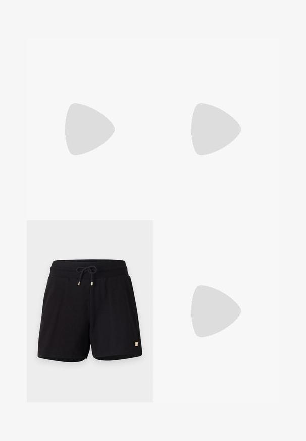 Lichtbeige t-shirt met korte mouwen, gemaakt van zachte stof, met een ronde halslijn en een subtiel patroon aan de voorkant, nabij de bovenkant links.; Zwarte katoenen short met een elastische tailleband, verstelbaar trekkoord en gouden accenten. Heeft zijzakken en een gladde textuur.; Zwarte leren puntschoen met lage hak en gladde afwerking, zijaanzicht op een lichtgrijze achtergrond.; Crèmekleurige leren schoudertas met een zilveren gevleugeld embleem en een dunne riem tegen een effen achtergrond.