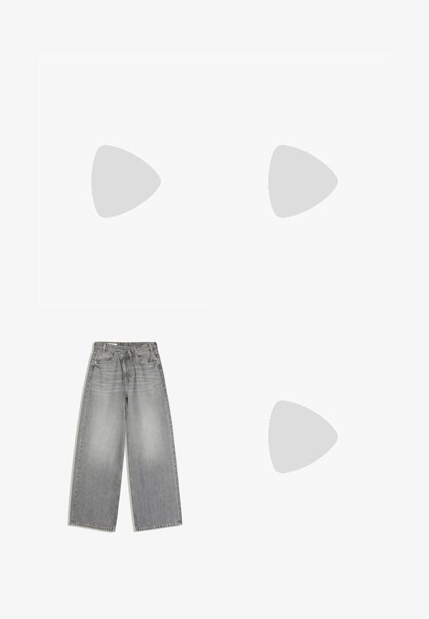 Schwarzes langärmliges Cropped-Top mit tiefem V-Ausschnitt, geraden Ärmeln und lockerem Sitz.; Weit geschnittene graue Denim-Jeans mit Knopf- und Reißverschluss, Vordertaschen und Gürtelschlaufen, flach auf weißem Hintergrund liegend.; Schwarze Wildleder-Sportschuhe mit drei weißen Streifen und schwarzen Schnürsenkeln. Eine strukturierte schwarze Hose ist teilweise neben den Schuhen sichtbar.; Schwarze Lederschultertasche mit weicher, lässiger Form und einem einzigen Riemen, mit einem silbernen Metallring-Detail auf der Vorderseite.