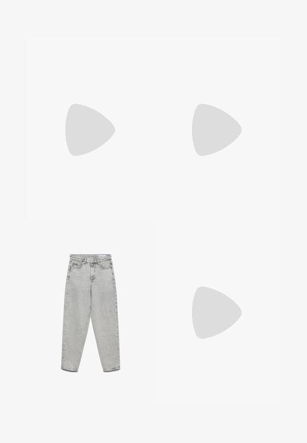 Simpel myntegrøn T-shirt med kortærmet rund hals, vist mod en lys grå baggrund.; Lysegrå højtaljede jeans med lige ben, forlommer, bæltestropper og lynlåslukning.; Ben iført mørke ribbede leggings kombineret med sorte balletsko med små sløjfedetaljer på hvid baggrund.; Sort læderbælte med flad design, der har en sølvmetalspænde og justerbare huller til fastgørelse. Glat tekstur og ingen synlige mønstre.