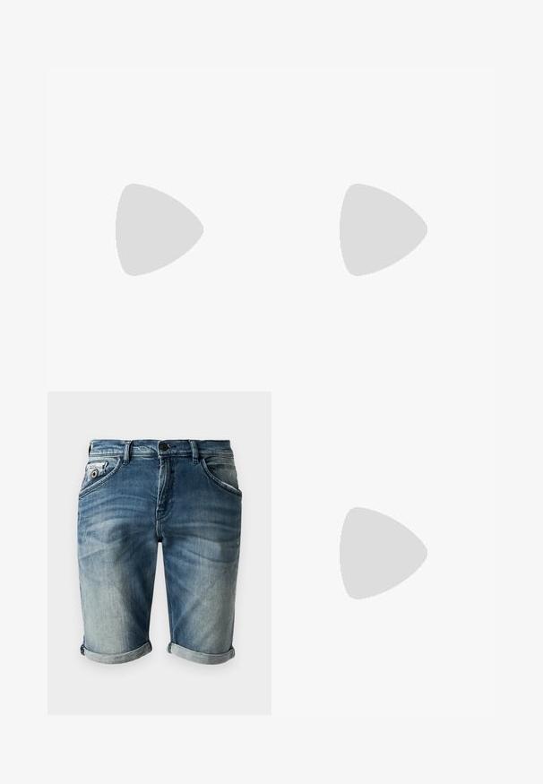 Marineblauwe t-shirt van katoen met een ronde halslijn en korte mouwen. Heeft een tan-kleurige bies en een klein, goud geborduurd logo.; Denim shorts in een vervaagde blauwe tint met een iets verweerd textuur. Voorzien van opgerolde omslagen, voorzakken en een klassieke knoopsluiting.; Steve Madden FYNNER - Sneakers laag - white; Zwarte textuur Lacoste schoudertas met verstelbare strap, voormep flap, ritszak en metalen gesp-sluiting.