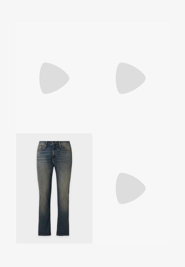 Pull en tricot couleur crème à manches courtes avec des motifs torsadés verticaux subtils et un col rond.; Jean en denim bleu coupe droite avec légère décoloration sur les cuisses et les genoux, poches avant, passants de ceinture et fermeture par bouton.; Mocassin pour homme en daim marron clair avec détail en métal et couture mocassin, présenté en profil sur un fond blanc uni.; Ceinture en cuir marron avec une boucle en métal argenté, présentant une texture lisse et un design rectangulaire épuré. Simple et fonctionnelle.