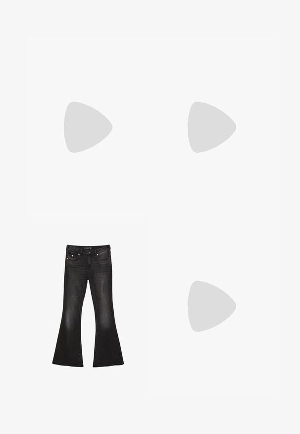 Čierny crop top s dlhým rukávom vyrobený z ľahkej látky, s okrúhlym výstrihom a priliehavým strihom, s čistými švami a bez ozdôb.; Čierne denimové rozšírené džínsy s stredne vysokým pásom, ktorých súčasťou je päť vreciek, kontrastné švy a akcenty zo strieborného kovu.; Čierne lakované slingback lodičky s úzkou špičkou, stredne vysokým širokým podpätkom a nastaviteľným remienkom so sponou na bielom pozadí.; Čierna lesklá kožená kabelka s dvoma rukoväťami, predným vreckom so zipsom a odnímateľným ramenným popruhom na bielom pozadí.