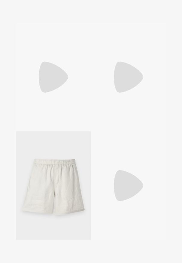 Hvid T-shirt med korte ærmer og rund halsudskæring med sort cirkulær tekst, der staver "SAINT LAINT" og "LONDON" under cirklen.; Lysbeige linnedshorts med elastisk talje, der har en afslappet pasform og minimale sømme for et simpelt, afslappet design.; Sort slidesandale med to justerbare remme og spænder, flad sål og et lille rektangulært logo på den øverste rem.; Sort canvas-tote-taske med to skulderstropper og et diskret præget cirkeldesign på fronten.