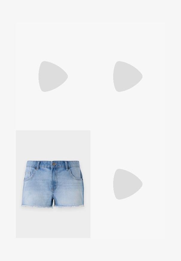 Débardeur à rayures noires et blanches horizontales. Doté d'un encolure dégagée et de bretelles fines. Tissu doux et extensible.; Shorts en denim bleu clair avec un ourlet effiloché, cinq poches et une fermeture à bouton à l'avant. Présente un délavage passé et une coupe droite.; Baskets en daim et cuir noir avec un swoosh latéral crème et un talon crème clair. Dotées de lacets beige et d'une semelle en caoutchouc gomme.; Sac beige texturé de forme arrondie, avec un bord effiloché tout le long des bords et une courte sangle pour le porter. Ouverture zippée en haut.