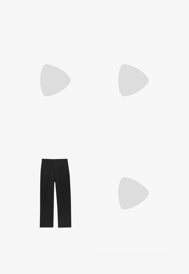 Schwarzes ärmelloses Tanktop aus geripptem Stoff, mit rundem Ausschnitt und einem kleinen Logolabel am Saum. Einfaches, figurbetontes Design.; Schwarze Hose mit geradem Schnitt, aus einem glatten Stoff gefertigt. Verfügt über Vorderfalten und einen einzelnen Knopfverschluss an der Taille.; Schwarzer Leder-Slipper mit dicker Gummisohle und klassischem Penny-Detail an der Riemen, von der Außenseite gezeigt.; Ray-Ban Sonnenbrillen mit grünen Gläsern, schwarzen Kunststoffrahmen und goldenen Akzenten an den Rändern. Quadratische Form mit matter Oberfläche.