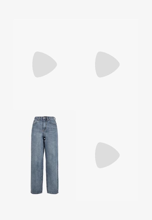 Witte T-shirt met korte mouwen en een ronde hals met zwarte tekst "TAKE IT EASY" op de linker bovenborst.; Lichtblauwe wijde jeans van denim, met een hoge taille, vijf-pocket ontwerp en zichtbare stiksels langs de naden.; Zwarte rubberen teenslipper met een getextureerd voetbed en een Y-vormige band voorzien van een subtiel gegraveerd merklogo aan de zijkant.; Zwarte leren hobo tas met een gebogen, zachte vorm en een enkel schouderband. Beschikt over een ritssluiting en een gladde, glanzende textuur.
