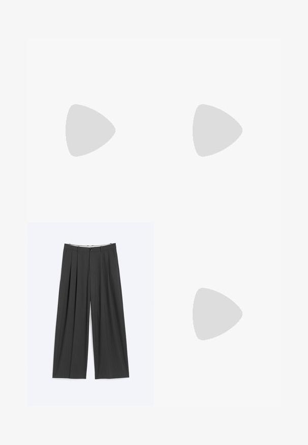 Polo de manga corta negro con un acabado texturizado, tapeta de tres botones y un cuello clásico. Presenta un dobladillo acanalado ceñido.; Pantalones de pierna ancha gris oscuro con finas rayas, pinzas delanteras, trabillas para cinturón y cierre con botón, extendidos sobre un fondo claro.; Zapatos de cuero negro con punta redondeada, diseño con cordones y una suela de goma gruesa y texturizada. Presentan costuras a lo largo del borde y un acabado suave.; Gafas de sol Ray-Ban con lentes verdes, montura de plástico negro y acentos dorados en los bordes. Forma cuadrada con acabado mate.