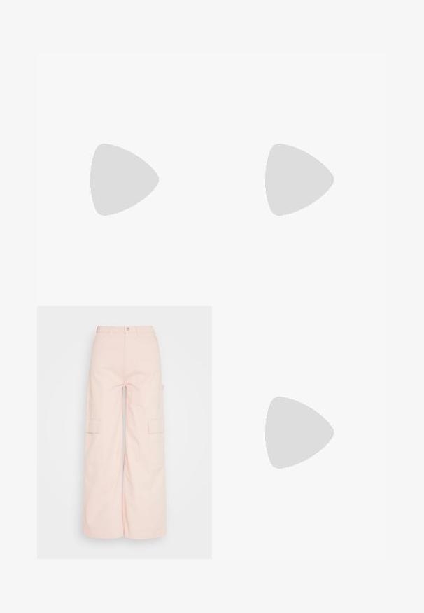 Top corto de manga corta en una tela suave y texturizada. Color rosa claro con patrones en forma de olas de color marrón. Escote cuadrado y dobladillo acanalado.; Weekday SIENNA TROUSER - Pantalones cargo - pink dusty light; Zapatilla Nike Air Force 1 gris con puntera perforada, parte superior de cuero suave, suela gruesa y detalle en relieve 'AIR' en el talón.; Gafas de sol transparentes rosas con lentes ovalados, tinte rojo oscuro y varillas delgadas, con un acabado suave y detalles sutiles en la montura.
